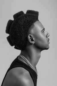 Bild einer grafisch gestylten Männerfrisur - Coily Hair Look