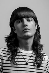 Bild einer überschulterlangen, welligen Männerfrisur mit Pony