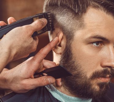 Hand rasiert Männerkopf