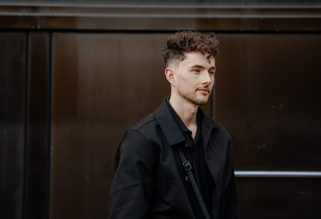 Das Foto zeigt einen jungen Mann, der einen Broccoli Cut zur Frisur hat