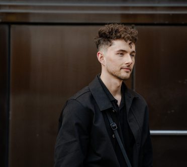 Das Foto zeigt einen jungen Mann, der einen Broccoli Cut zur Frisur hat