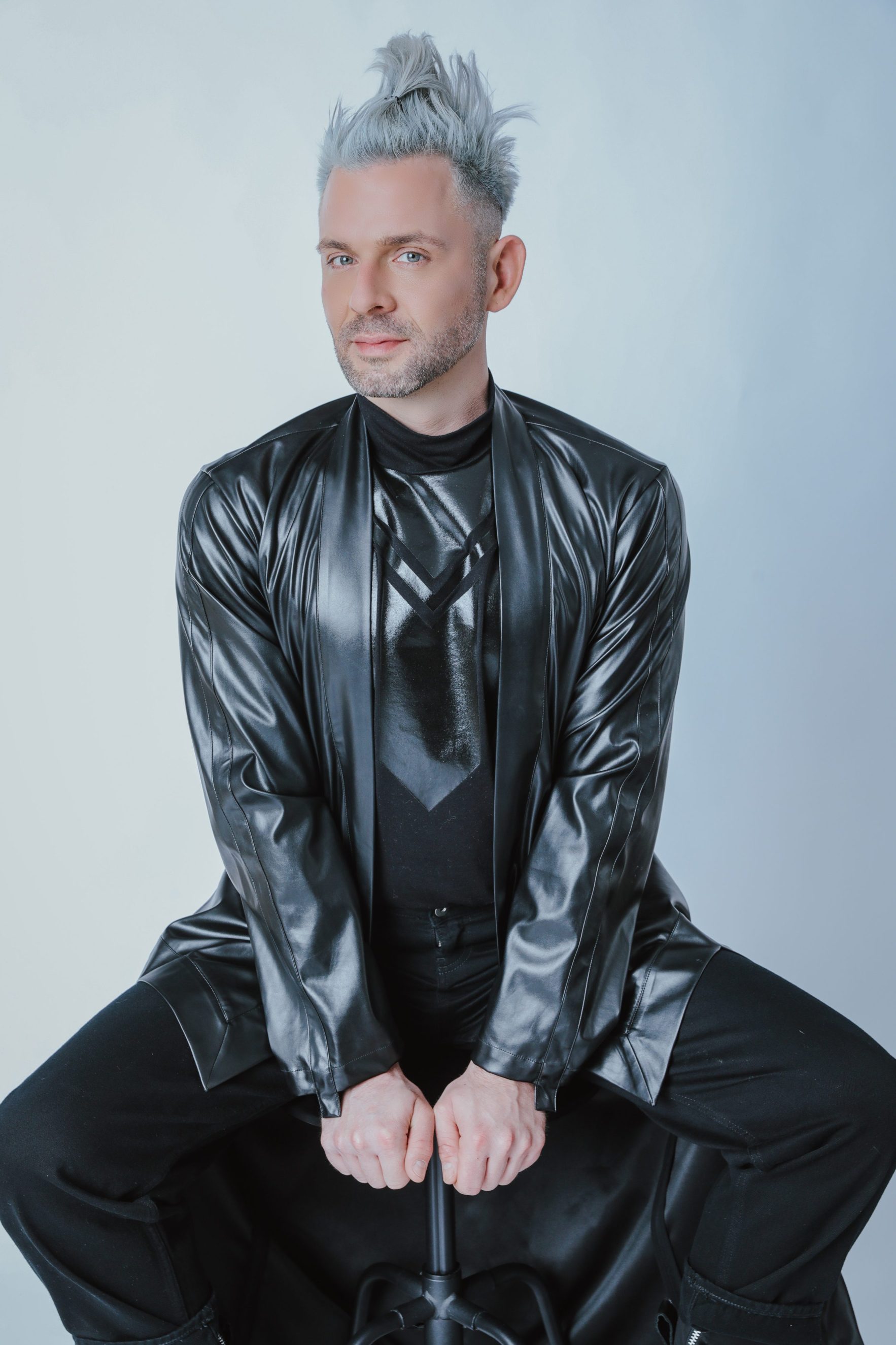 Daniel Golz moderiert die Main Stage 2026! Jetzt ist es raus! Daniel Golz schreibt das nächste Kapitel seiner TOP HAIR-Messereise: Der Coiffeurmeister, -blogger und Social-Media-Star übernimmt am 21. und 22. März 2026 die Moderation der Main Stage auf der TOP HAIR Messe in Düsseldorf. Zwei volle Tage. Volle Energie. Voll Golz.