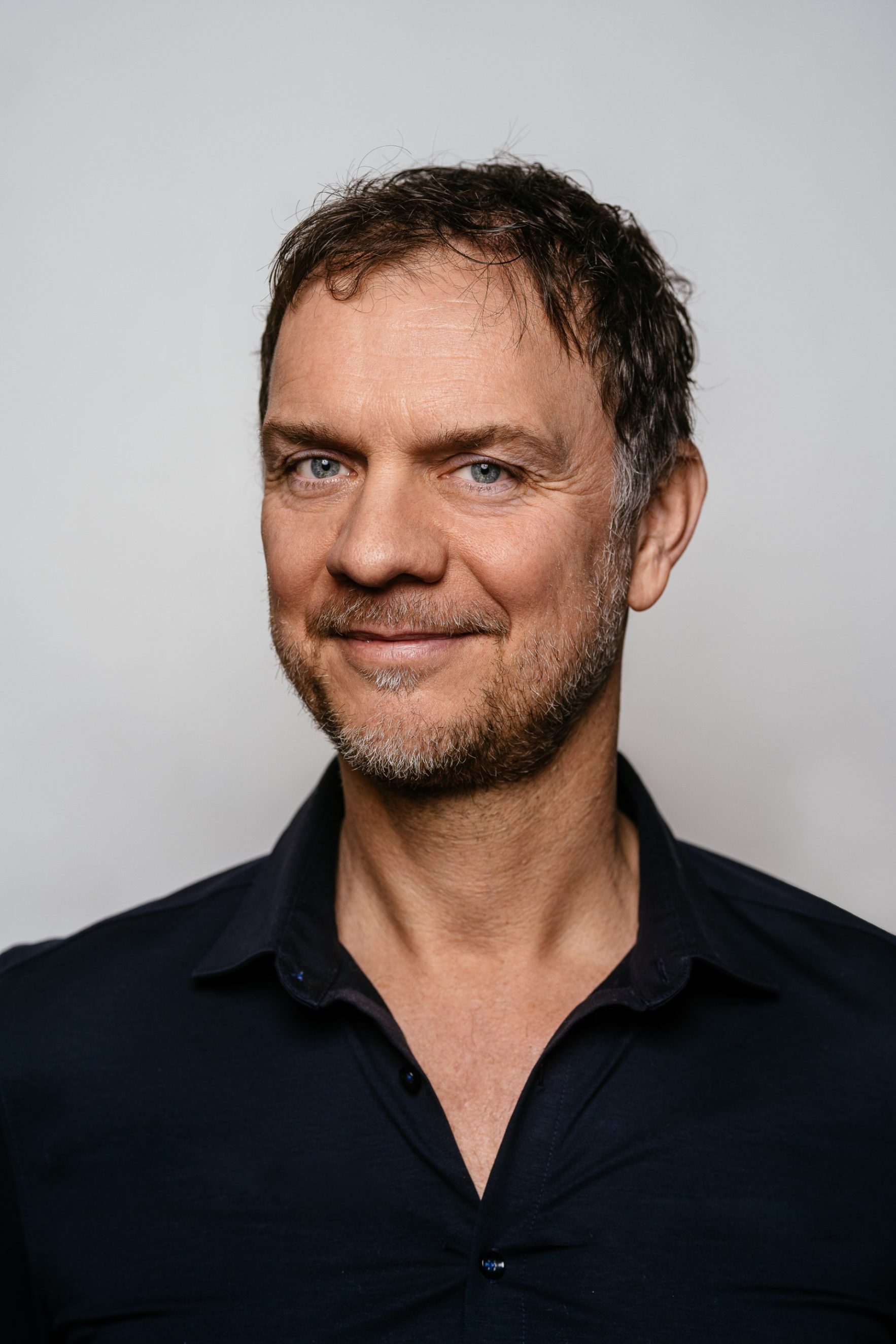 "Kopf hoch!" Ein aufheiternder Vortrag mit Hirnforscher und Bestseller-Autor Prof Dr. Volker Busch Herausfordernde Zeiten! Gerade scheint vieles „ver-rückt“ in unserer Welt, schlechte Stimmung macht sich breit. Prof. Dr. Volker Busch zeigt, wie wir nun Zuversicht bewahren. Freuen Sie sich auf einen mutmachenden und aufheiternden Vortrag, voller neurowissenschaftlicher Hintergründe, nachdenklichen sowie humorvollen Geschichten und vielen Praxistipps. Am 22. März auf der TOP HAIR Speaker Stage in Düsseldorf.