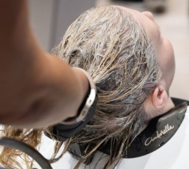 Das Foto zeigt eine Haarwäsche im Friseursalon an einem Waschbecken
