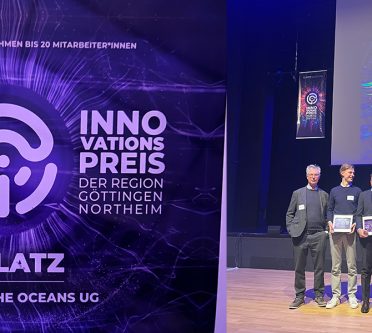 Eine Preisverleihung, vier Personen auf der Bühne mit Auszeichnung