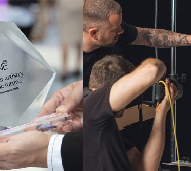 Mann hält Auszeichnung aus Glas (Award) auf der Hand, Frau wird gestylt, Fotograf schießt Bilder dabei