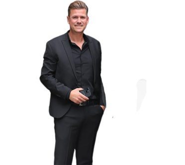 Mann in schwarzem Anzug vor weißem Hintergrund