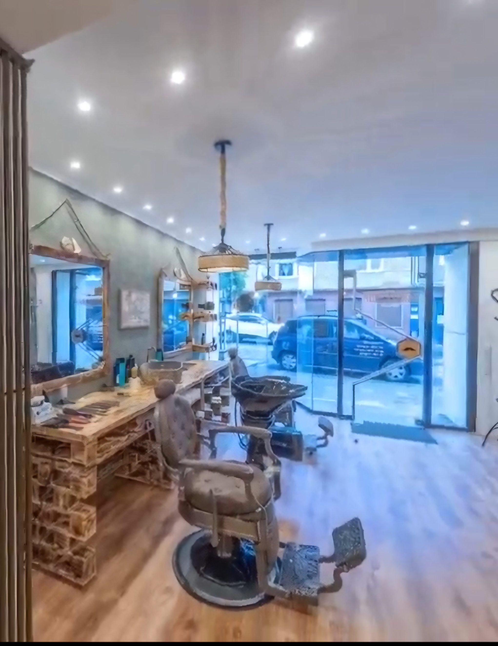 TOP HAIR Kleinanzeigen 8 Kassenbereich mit großem Display an der Wand eines Salons.