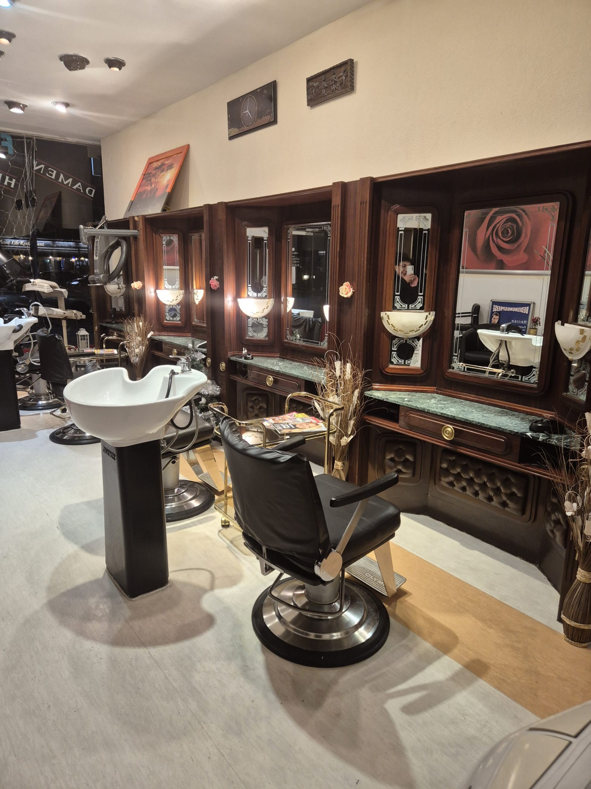 TOP HAIR Kleinanzeigen 1 Kassenbereich mit großem Display an der Wand eines Salons.