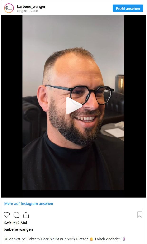 Vorschau auf ein Instagram Reel von barberie_wangen. Zu sehen ist ein lächelnder junger Mann mit hohem Stirnansatz und einem Buzz Cut