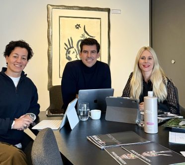 Das Foto zeigt Wild Beauty-Vertriebsleiter Bastian Rittgen, Lisa Keim (r.) und Joana Lamela