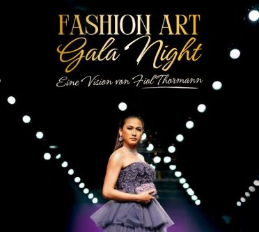 Frau in lila Abendkleid bei einer Fashion Gala