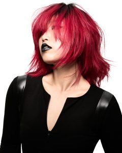 Cerise Noire 8 Ein Frisurenfoto: eine Frau mit schulterlangem Stufenschnitt in leuchtendem Rot