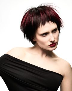 Cerise Noire 6 Ein Frisurenfoto: eine Frau mit fransigem, halblangem Schnitt in dunklem Rot und Braun