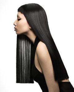 Cerise Noire 5 Ein Frisurenfoto: eine Frau mit sehr langem Haar in Schwarz mit blonden Strähnen