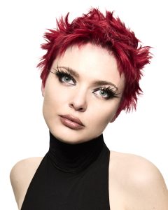 Cerise Noire 4 Ein Frisurenfoto: eine Frau mit fransigem Shortcut in leuchtendem Rot