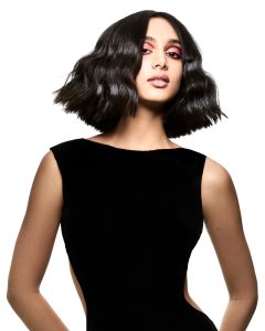 Cerise Noire 1 Ein Frisurenfoto: eine Frau mit dunklem, welligen Bob
