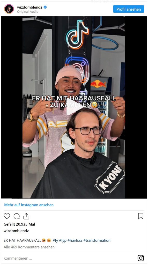 Vorschau auf ein Instagram Reel von wizdomblendz. Zu sehen ist der Friseur. Vor ihm sitzt ein junger Mann im Bedienstuhl mit Haarausfall.