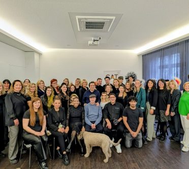 Gruppenbild von Friseurtrainern und Teilnehmenden der CAT