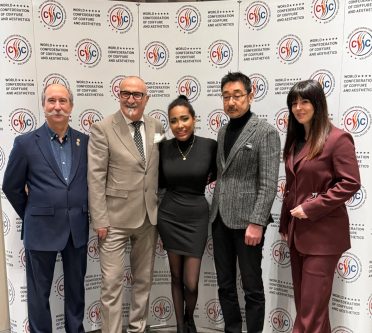 5 Personen, die am Weltkongress in Istanbul teilnahmen vor dem Kongressplakat