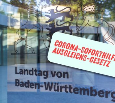 Gläserne Tür mit Aufschrift Landtag Baden Württemberg