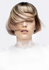 Illume_Mark van Westerop 9 Model mit kurzem Bob in Blondtönen