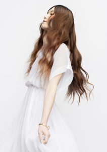 Illume_Mark van Westerop 8 Model mit sehr langen, welligen, braunen Haaren