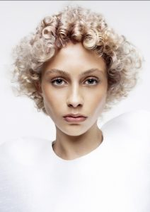 Illume_Mark van Westerop 7 Model mit kurzer, blonder Lockenfrisur