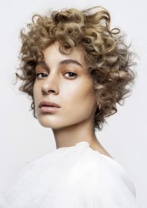 Illume_Mark van Westerop 1 Model mit halblangen lockigen, braunen Haaren