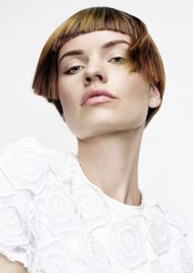 Illume_Mark van Westerop 3 Model mit einem kurzen Bob in Blond- und Brauntönen