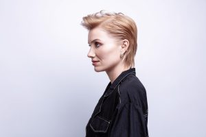 Beyond Blonde - der F/S-Trend vom ZV Friseurhandwerk 2 Bild einer Frau mit peachblonder, nach hinten gestylter Shag-Frisur,