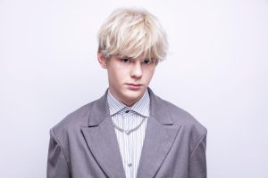 Beyond Blonde - der F/S-Trend vom ZV Friseurhandwerk 3 Ein hellblonder, androgyner Hairstyle mit längerer Ponypartie