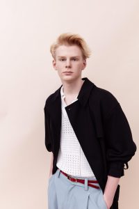 Beyond Blonde - der F/S-Trend vom ZV Friseurhandwerk 4 Frisurenbild mit halblangem, seitlich aus dem Gesicht gestyltem Haar