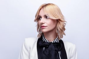 Beyond Blonde - der F/S-Trend vom ZV Friseurhandwerk 5 Bild einer Frau mit peachblonder Shag-Frisur