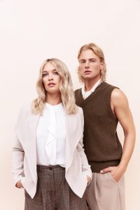 Beyond Blonde - der F/S-Trend vom ZV Friseurhandwerk 12 Zwei Personen, die den Haartrend Beyond Blonde repräsentieren