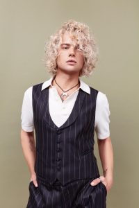 Beyond Blonde - der F/S-Trend vom ZV Friseurhandwerk 11 Frisurenbild mit blonden Locken, voluminös gestylt