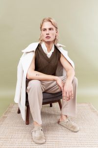 Beyond Blonde - der F/S-Trend vom ZV Friseurhandwerk 10 Frisurenbild mit schulterlangen Wellen im Wetlook