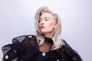 Beyond Blonde - der F/S-Trend vom ZV Friseurhandwerk 9 Bild einer Frau mit platinblondem, schulterlangem, Haar mit Seitenscheitel und Ponytolle