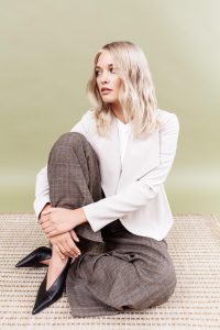 Beyond Blonde - der F/S-Trend vom ZV Friseurhandwerk 8 Bild einer Frau mit platinblondem, schulterlangem, leicht gewelltem Haar