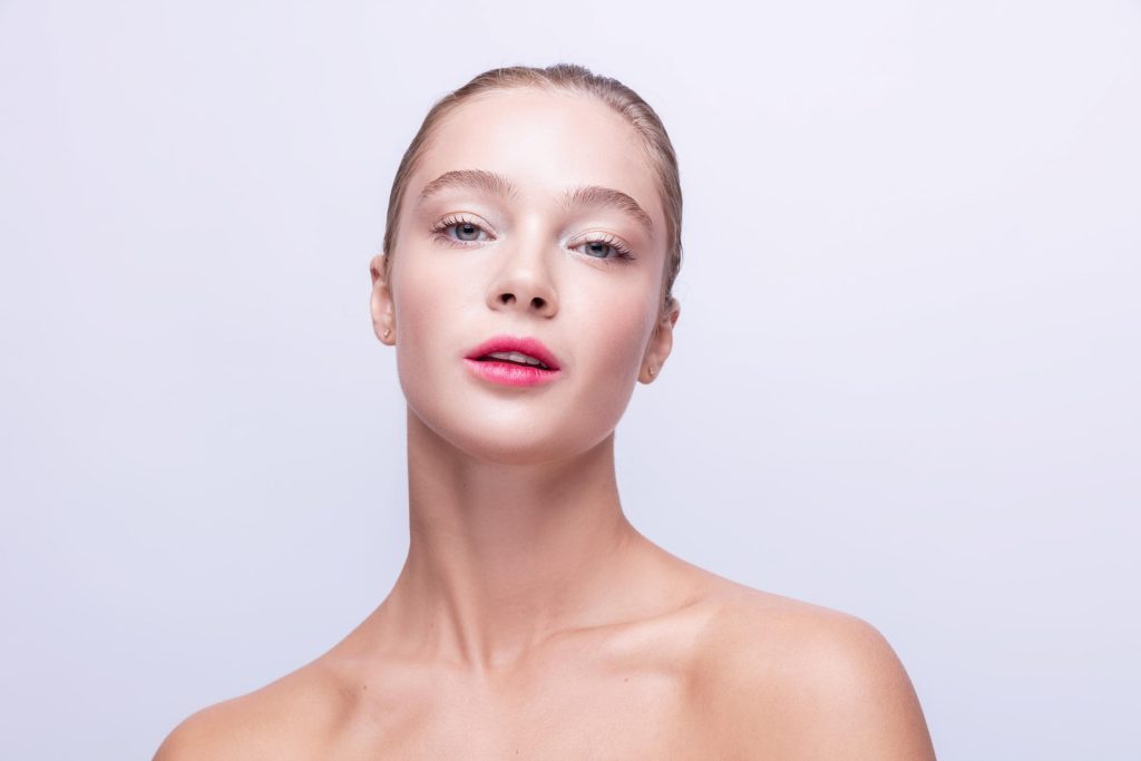 Bild einer Frau, die den Make-up-Trend Whisper Touch präsentiert