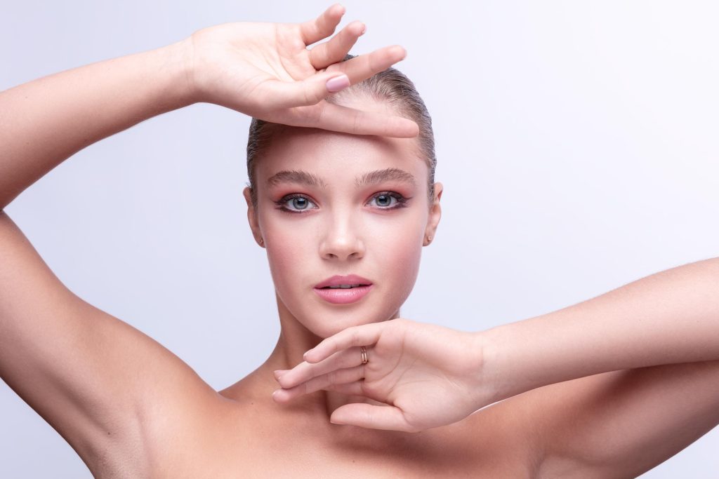 Bild einer Frau, die den Make-up-Trend Rosewood Renaissance präsentiert