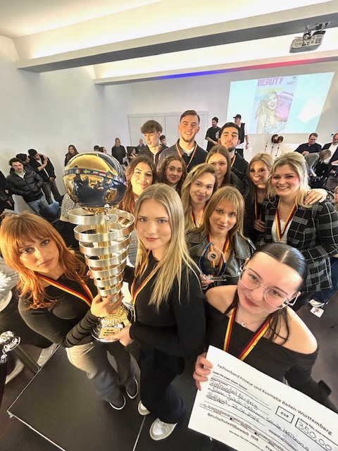 LIV Baden-Württemberg: Verband kürt gleich zwei Landesmeisterinnen 2 Die Auszubildenden der Johann-Jakob-Widmann-Schule Heilbronn gewannen den Berufsschulwettbwerb