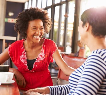 Zwei Frauen besprechen sich