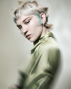 "Dialekt" – die Cut & Colour Collection von Toni&Guy 7 Kurze Frisur mit Pony und langen Koteletten in Blond und hellem Grün