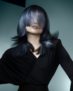 "Dialekt" – die Cut & Colour Collection von Toni&Guy 20 Gestufte Frisur mit langem Pony in Silberblau-Tönen