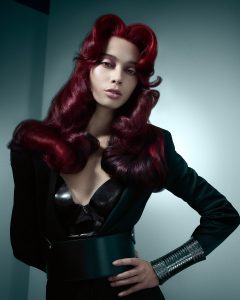 "Dialekt" – die Cut & Colour Collection von Toni&Guy 17 Sehr lange glamourös glänzende Wellenfrisur in Rot- und Bordeaux-Tönen