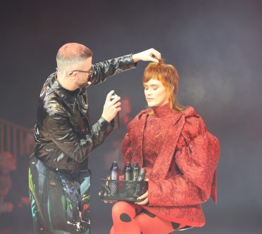 Friseur Martin Dürrenmatt stylt Modell auf der Bühne