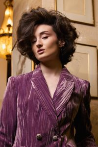 Guillaume 1 Voluminös wellig gestyltes, braunes Haar, halblang