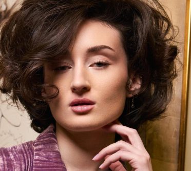 Voluminös wellig gestyltes, braunes Haar, halblang