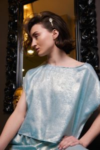 Guillaume 5 Voluminös nach hinten gestyltes, braunes Haar, halblang, mit Haarklammer und Flip